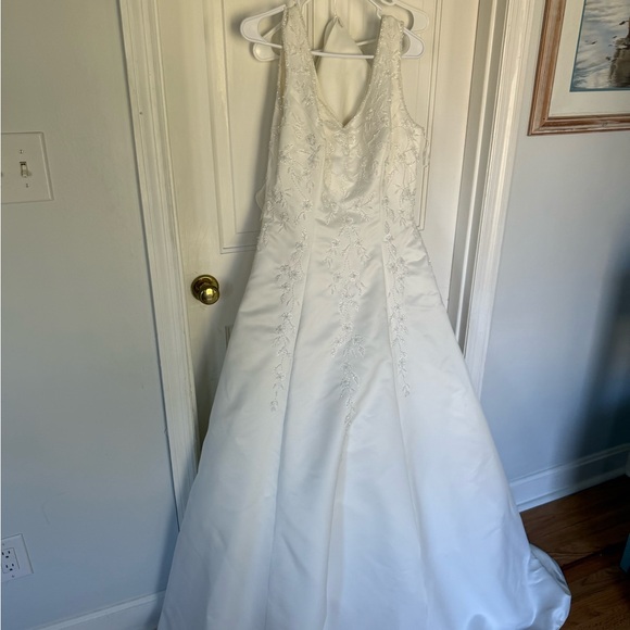 Elegant White Wedding Dress - Picture 3 of 16